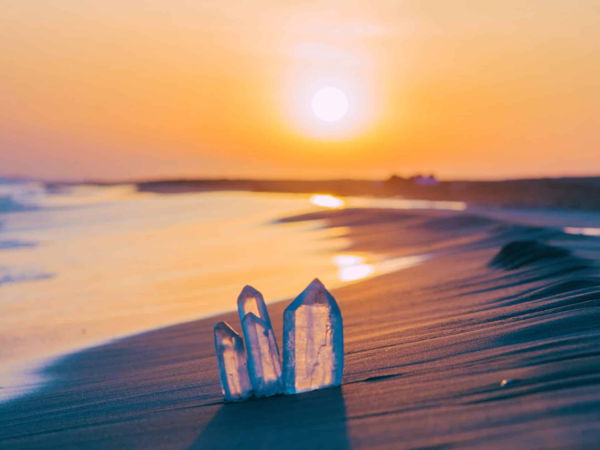 spirituális kristályok a tengerparton naplementében