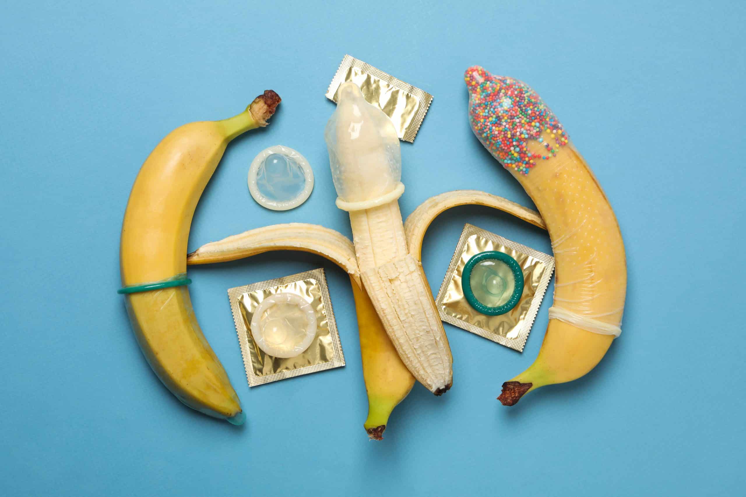 Különbözö óvszerek fehelyezése banánokra