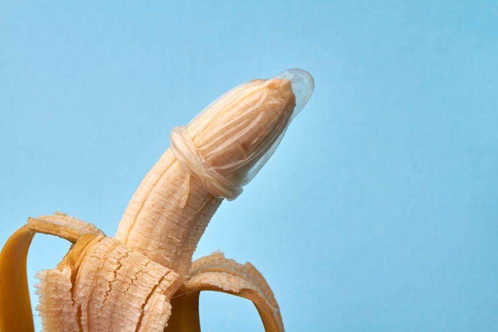 óvszer helyes felhelyezése egy kibontott banánon bemutatva